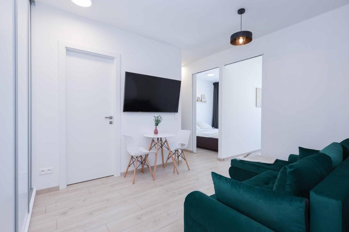 Nesto- Brand New With Free Parking! * Bratislava