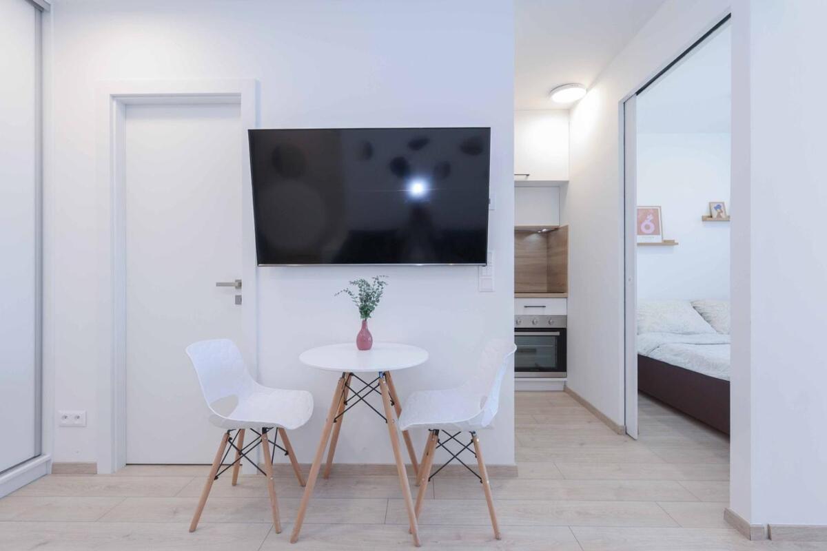 Apartmán Nesto- Brand New With Free Parking! *
