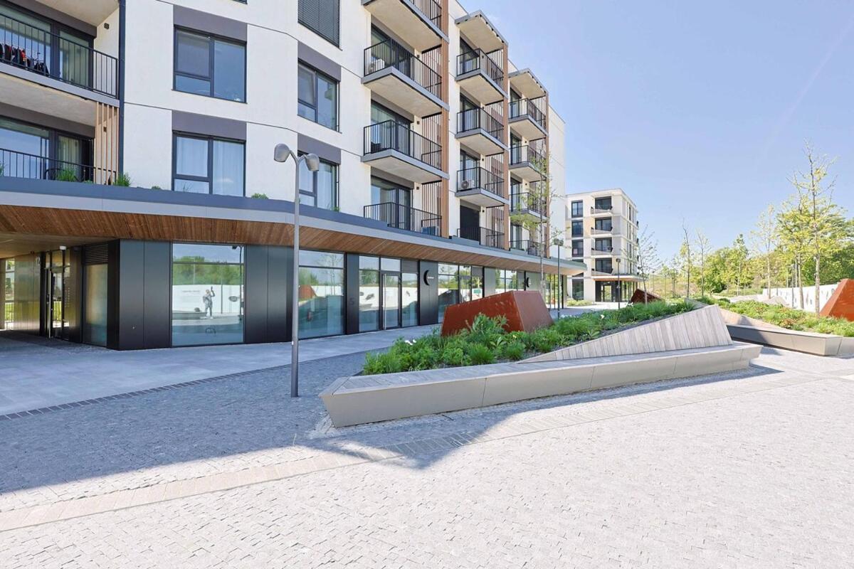 Nesto- Brand New With Free Parking! * Pressburg